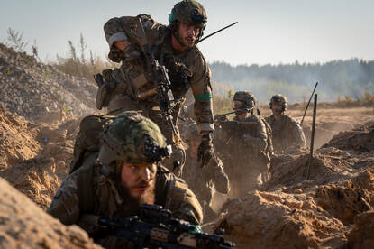 Nederlandse militairen in loopgraaf.