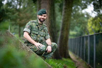 Majoor Daan van den Wollenberg kijkt in de camera en draagt een camouflagepak.