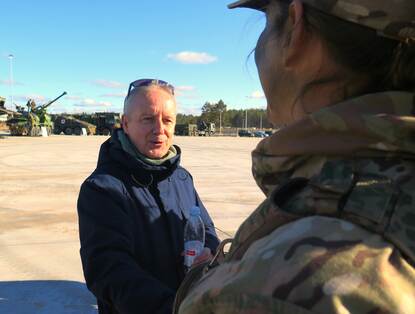 Ambassadeur Jack Twiss Quarles van Ufford in gesprek met een Nederlandse militair.