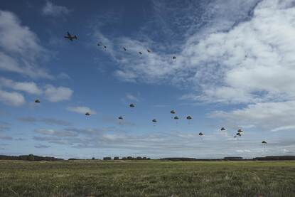 Parachutisten springen uit vliegtuigen.