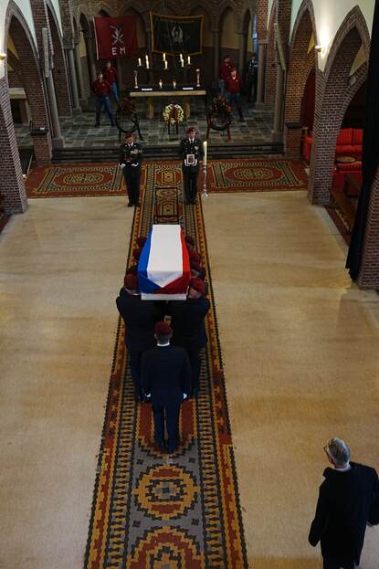 Tijdens een uitvaart in de Witte Kapel wordt de kist op de schouders binnen gedragen.