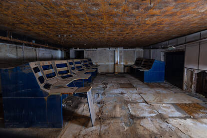 Verweerde en verlaten ondergrondse commandopost.