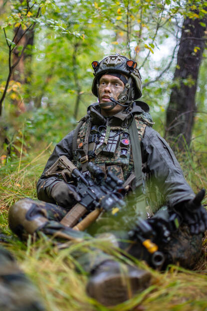 Soldaat-2 Jarco zittend in het gras