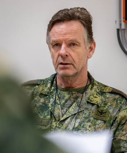 Eerste luitenant Ron, chef munitietechnische werkplaats EOD.