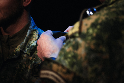 Militair krijgt nieuwe rang op schouders