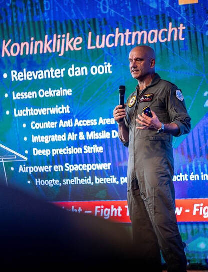 Luitenant-generaal André Steur houdt een presentatie over de luchtmacht.