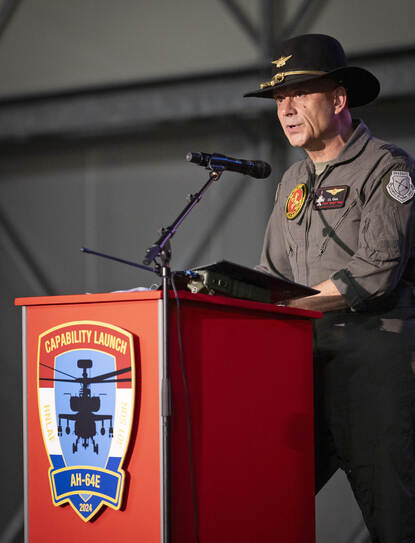 Commandant Luchtstrijdkrachten luitenant-generaal André Steur spreekt de aanwezigen toe.