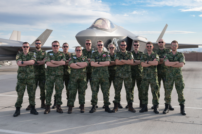 Nederlandse gevechtsleiders staan voor een F-35.