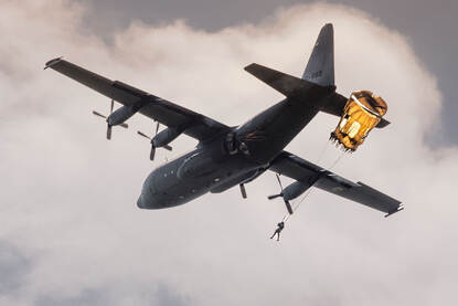 Parachutisten springen uit een Nederlandse C-130.