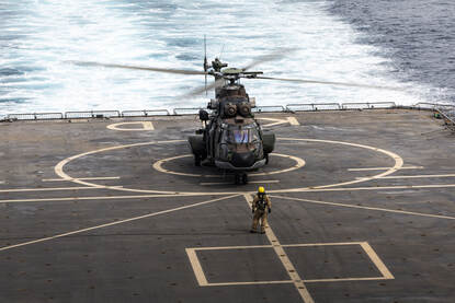 De Cougar hangt boven het helidek van Zr.Ms. Karel Doorman.