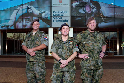 Portretfoto van Commandant Koninklijke Militaire School Luchtmacht kolonel Franka Teunissen-van de Kamp, haar Stafadjudant Opleidingen CLSK Andries Hofman en Basisadjudant Marco Riemslag Baas.