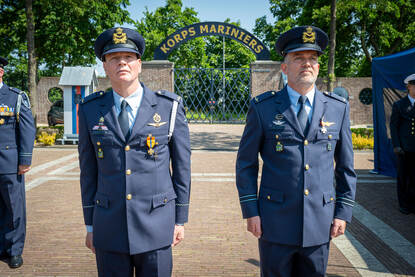 Twee luchtmachtmilitairen die elkaar een stevige omhelzing geven.