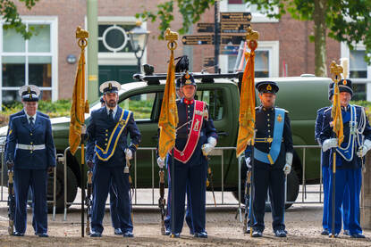 Vaandeldragers van de vier krijgsmachtdelen met de vaandels.