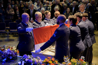 De draagploeg in het dagelijks tenue tijdens diverse uitvaarten. Daarbij zijn ze zowel te zien met de kist op hun schouders als saluerend naast de kist.