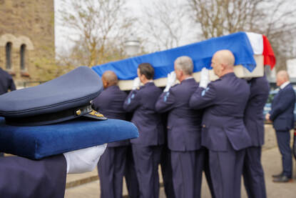 De draagploeg in het dagelijks tenue tijdens diverse uitvaarten. Daarbij zijn ze zowel te zien met de kist op hun schouders als saluerend naast de kist.