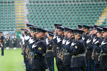 Verschillende afbeeldingen van de militairen in het stadion van ADO Den Haag op Prinsjesdag. Zichtbaar zijn het orkest, de gewapende troepen en de vaandelwacht.