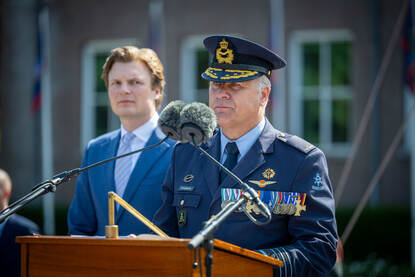 Reservekapitein Michiel (links) luistert aandachtig naar de speech van Commandant der Strijdkrachten generaal Onno Eichelsheim (rechts).