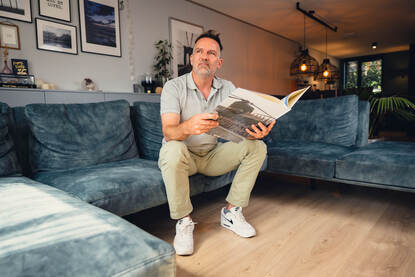 Reservekapitein Michiel bladert door het missieboek.