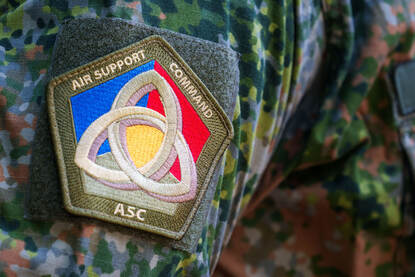 Een embleem van het ASC op een mouw