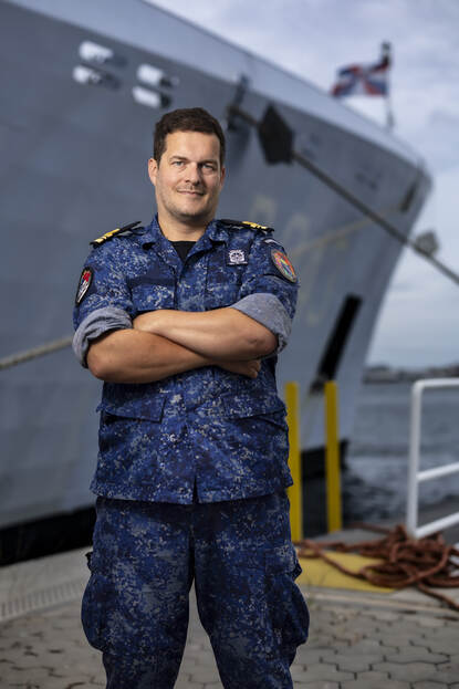 Portretfoto van luitenant ter zee 1 klasse Harm.