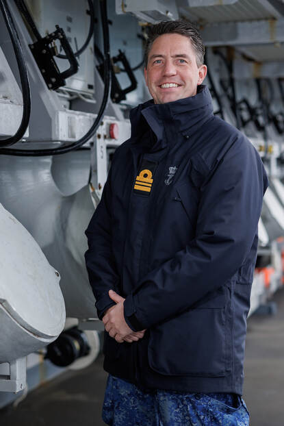 LTZ1 Remy kijkt uit over zee aan boord van Zr.Ms. Van Amstel.