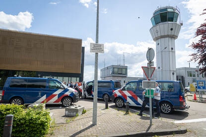 Luchthaven Maastricht Aachen Airport met voertuigen van de Marechaussee.