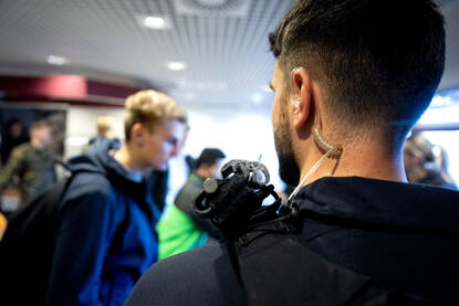 Marechaussee-1 Fabian legt uit wat zijn functie inhoudt.