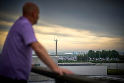 Een foto van collega Patrick met op de achtergrond Schiphol.