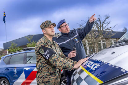 Sergeant-majoor Edgar (links) en wijkopperwachtmeester Bas (rechts) bespreken een casus op het NAVO-hoofdkwartier Joint Force Command in Brunssum.