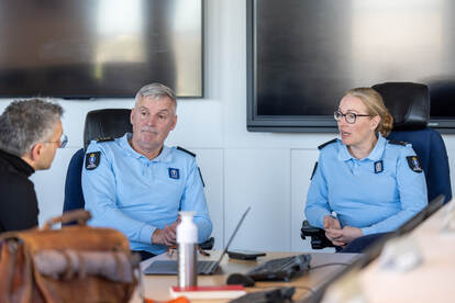 Kolonel Evert Jan zitten naast elkaar in uniform en praten over de NAVO-top 2025.