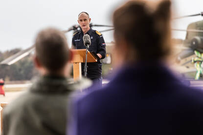 Directeur DMO vice-admiraal Arie Jan de Waard spreekt bij de aankomst van de nieuwe Chinook-transporthelikopter op Vliegbasis Gilze-Rijen.