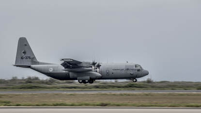 C-130 die landt.