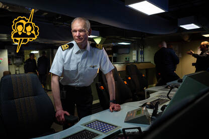 LTZ1 (TD) Rick Jutte werkt aan een Fire Control Systeem (FCS) voor de nieuwe ASW-fregatten.