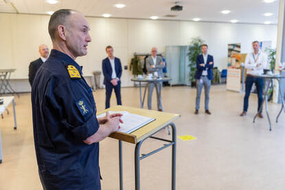 Directeur-DMO vice admiraal Arie Jan de Waard spreekt genodigden toe bij het KPU-bedrijf.