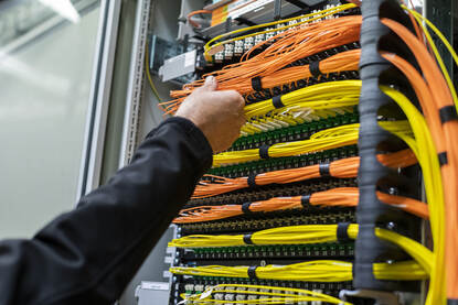 Kabels in een serverkast.