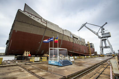 Middendeel van de romp van het nieuwe Combat Support Ship ligt op de werf van Damen Shipyards in Galati.