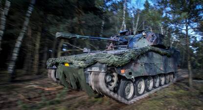 CV90 in beweging door het bos.