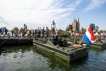 Wandelaars op de pontonbrug bij Cuijk op de laatste dag van de Nijmeegse Vierdaagse.