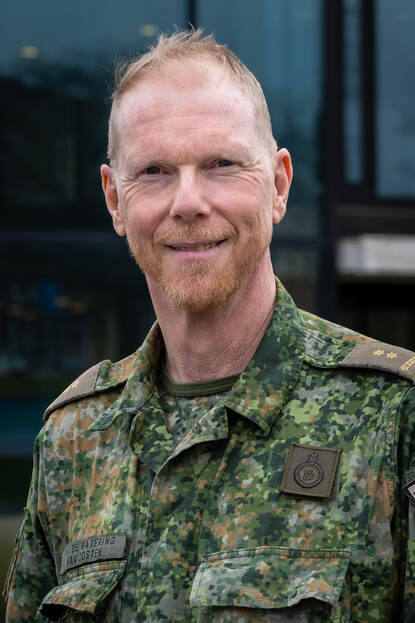 Luitenant-kolonel Mark van de Watering-Van Oosten in uniform voor een gebouw op de Kromhoutkazerne.