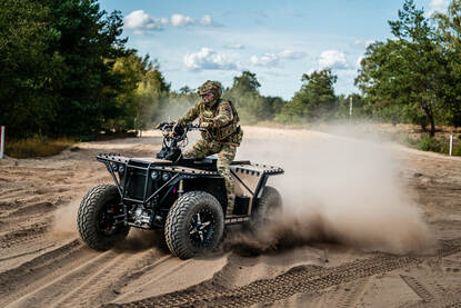 Een commando rijdt met de hybride quad van het bedrijf REEQ door het militaire oefenterrein op de Leusderheide.
