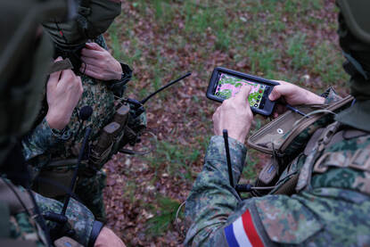 Militairen bekijken beelden op een raptor.