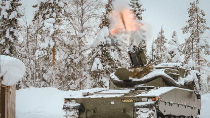 Vurende Zweedse Granatkastarpansarbandvagn 90 in de sneeuw.