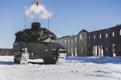 Zweedse Granatkastarpansarbandvagn 90 in de sneeuw verschiet mortiergranaat.