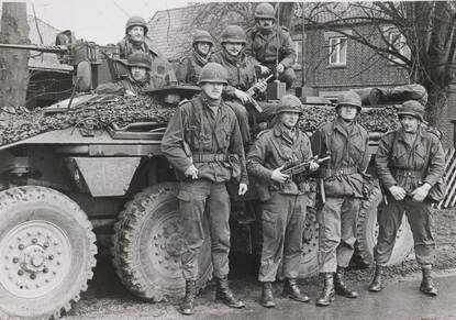 Foto links: De YP 408 tijdens een oefening in Oirschot. Foto rechts: Infanteristen met de YP 408 tijdens een oefening in de jaren zeventig.