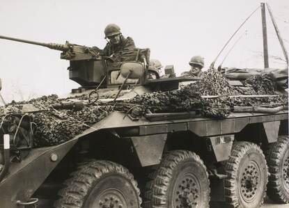 Foto links: De YP 408 tijdens een oefening in Oirschot. Foto rechts: Infanteristen met de YP 408 tijdens een oefening in de jaren zeventig.