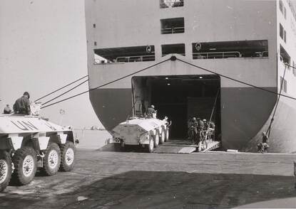 Foto links: Nederlandse YP 408-voertuigen worden aan boord van een schip gereden. Foto rechts: YP 408-voertuigen staan naast elkaar geparkeerd op HQ-UNIFIL.