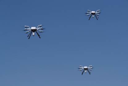 Drie Neo-drones boven zee.