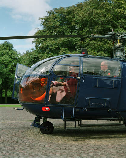 Blauwe Alouette III met Koningin Beatrix op de voorste stoel.