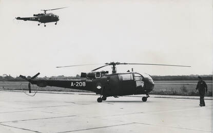 Alouettes III A-208 en A-209 landen op de baan van vliegbasis Soesterberg.