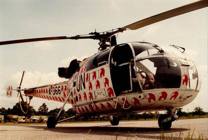 Witte Alouette III geheel beschilderd met rode olifantjes.